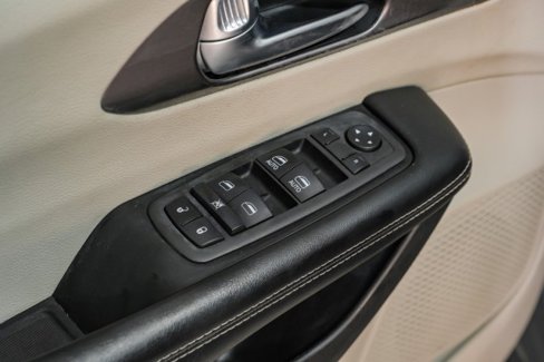 Used 2022 Chrysler Pacifica Touring-L image 36