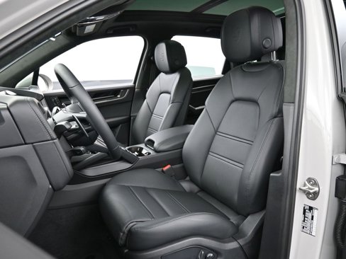 New 2025 Porsche Cayenne Turbo image 5