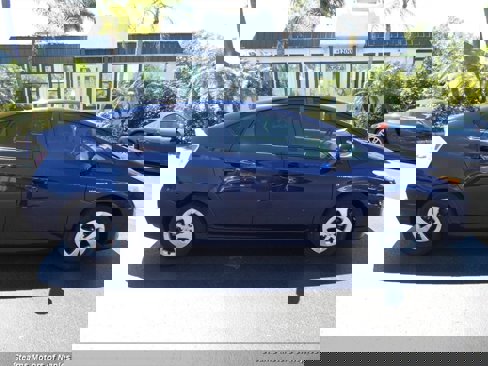 Used 2015 Toyota Prius Two image 2