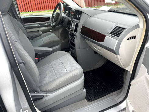 Used 2010 Chrysler Town & Country Touring image 12