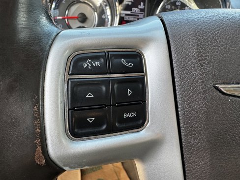 Used 2015 Chrysler Town & Country Touring image 19