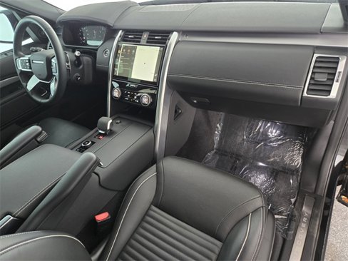 Certified 2024 Land Rover Discovery Dynamic SE image 18