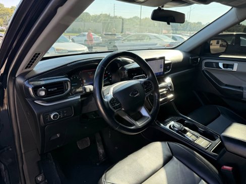 Used 2022 Ford Explorer XLT w/ Equipment Group 202A image 3