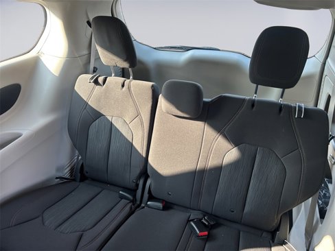 Used 2019 Chrysler Pacifica Touring image 16