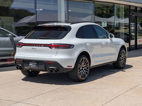 Certified 2025 Porsche Macan image 9