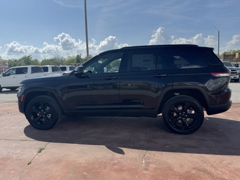 New 2025 Jeep Grand Cherokee Altitude image 2