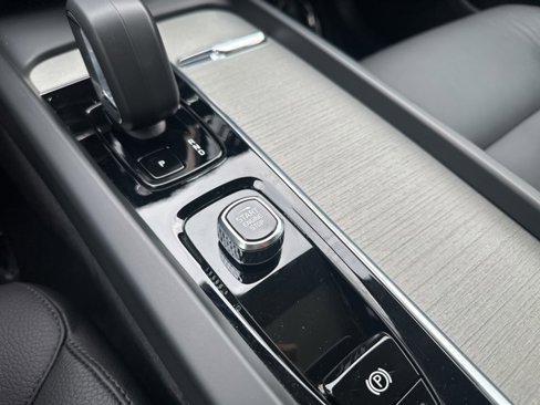 Certified 2025 Volvo XC60 B5 Plus image 28