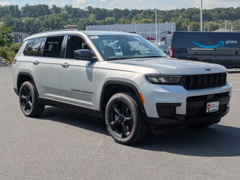 New 2025 Jeep Grand Cherokee L Laredo image 3