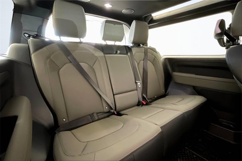 New 2025 Land Rover Defender 90 X-Dynamic SE image 9