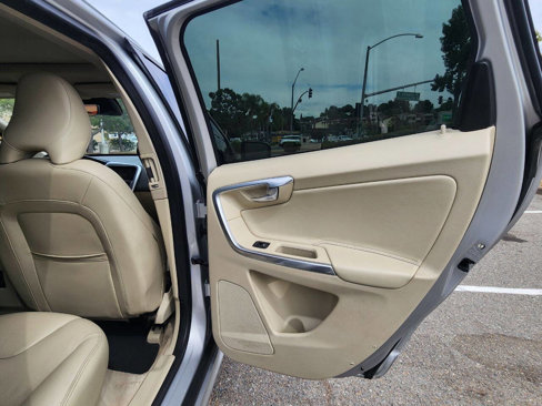 Used 2016 Volvo XC60 T5 Premier w/ Proximity Package image 40