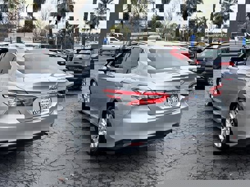 Used 2018 Toyota Camry LE image 4