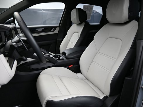 Certified 2025 Porsche Cayenne GTS image 5