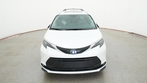 New 2025 Toyota Sienna XLE image 2