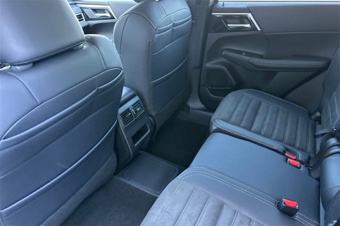 New 2025 Mitsubishi Outlander SE image 13