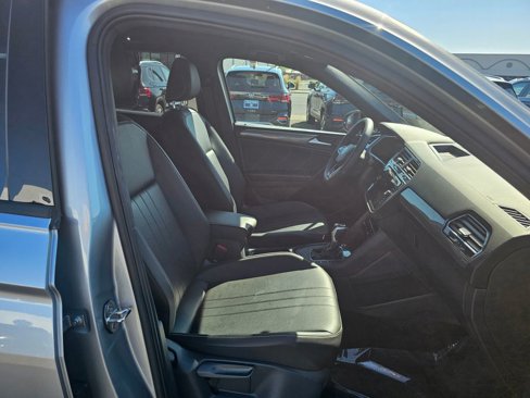 Used 2022 Volkswagen Tiguan SE R-Line image 12