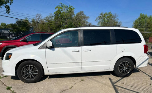Used 2017 Dodge Grand Caravan GT image 3