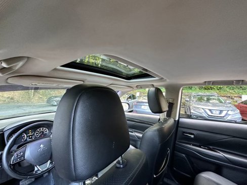 Used 2017 Mitsubishi Outlander SEL image 33