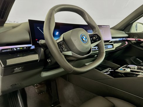 Used 2025 BMW i5 eDrive40i image 22