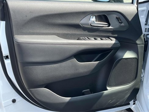 New 2025 Chrysler Pacifica Select image 12