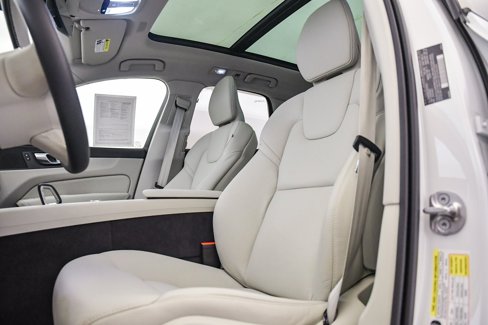 Certified 2025 Volvo XC60 T8 Plus w/ Protection Package Premier image 17