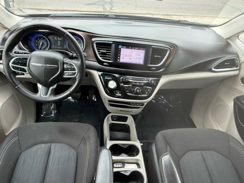 Used 2022 Chrysler Voyager LX image 18