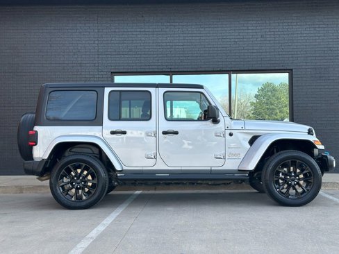 Used 2023 Jeep Wrangler Unlimited Sahara image 9