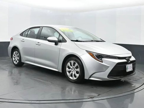 Used 2024 Toyota Corolla LE image 2