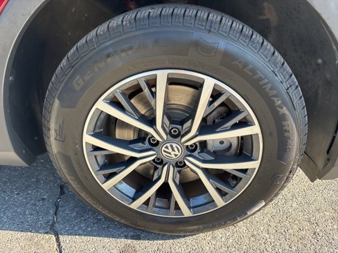 Used 2020 Volkswagen Tiguan SE w/ Panoramic Sunroof Package image 26