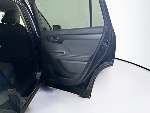 Used 2025 Toyota Highlander LE image 33