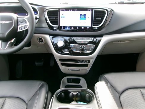Used 2024 Chrysler Pacifica Touring-L image 13