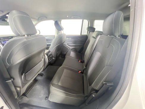Used 2023 Jeep Grand Cherokee Laredo w/ Luxury Tech Group I image 22