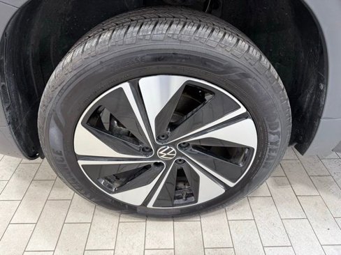 Certified 2025 Volkswagen Taos SE image 29