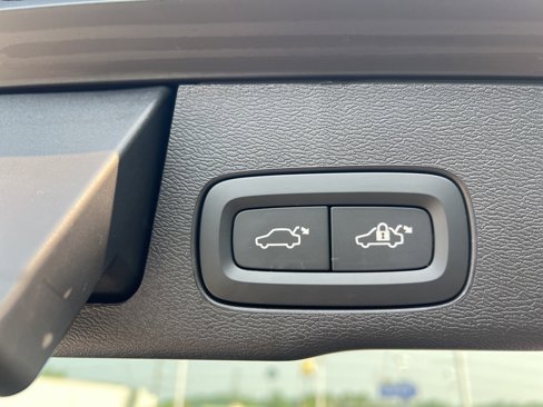 Certified 2025 Volvo XC60 B5 Ultra w/ Climate Package image 33