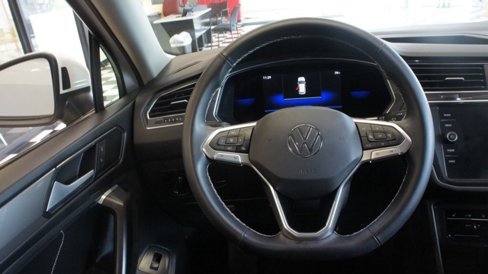 Used 2022 Volkswagen Tiguan SE image 10