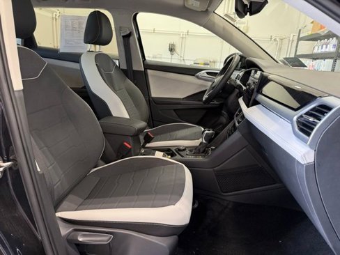 Certified 2025 Volkswagen Taos SE image 22