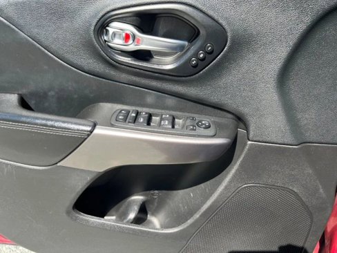 Used 2019 Jeep Cherokee Limited image 11