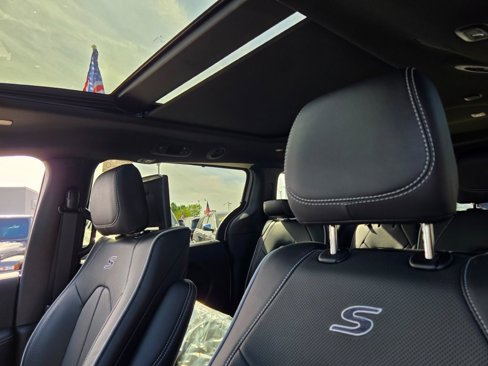 New 2026 Chrysler Pacifica Limited image 22