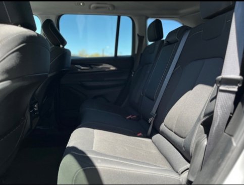 Used 2023 Jeep Grand Cherokee Laredo image 18