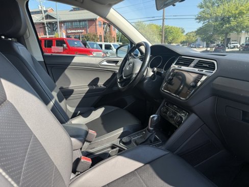 Used 2019 Volkswagen Tiguan SE image 32