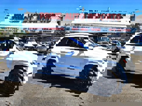 Used 2018 Jeep Grand Cherokee Altitude image 2