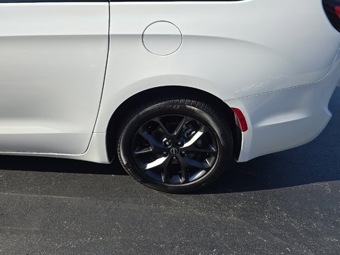 New 2026 Chrysler Pacifica Limited image 12