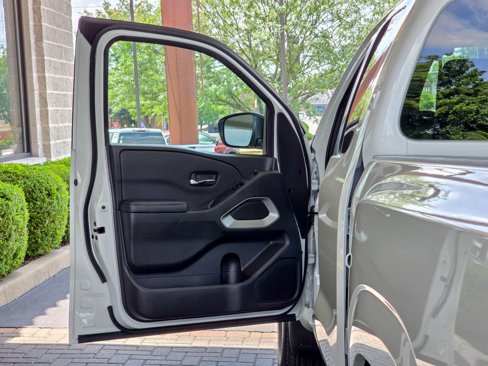 Used 2025 Nissan Frontier SV image 31