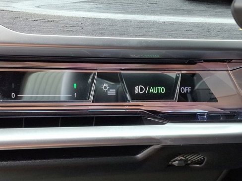 Used 2025 BMW 740i xDrive image 27