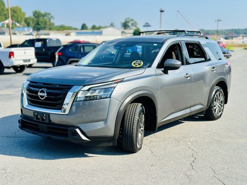 Used 2022 Nissan Pathfinder SV image 2
