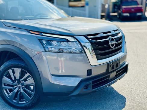 Used 2022 Nissan Pathfinder SV image 5