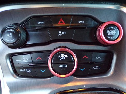 Used 2016 Dodge Challenger SXT image 29