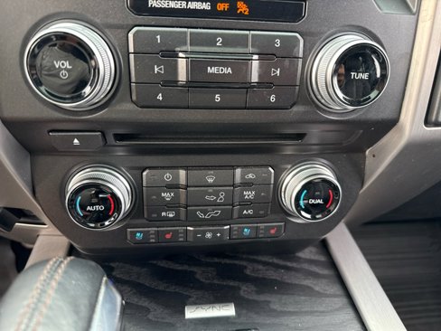Used 2018 Ford F150 Platinum w/ Equipment Group 701A Luxury image 23