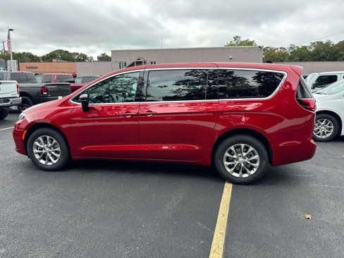 New 2026 Chrysler Pacifica Select image 2