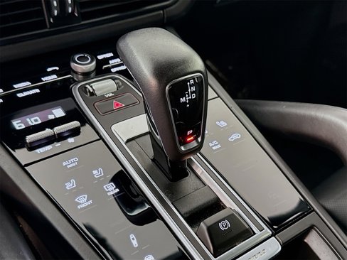 Certified 2022 Porsche Cayenne Platinum Edition image 15