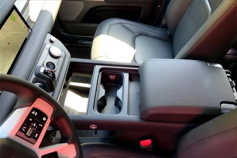 New 2024 Land Rover Defender 110 SE image 9